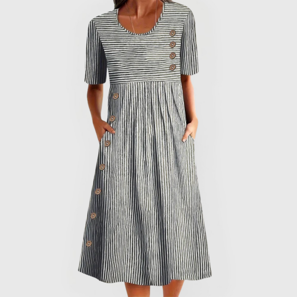 Bequemes gestreiftes A-Linien Sommerkleid für Damen, ideal als Freizeit- oder Urlaubskleid.