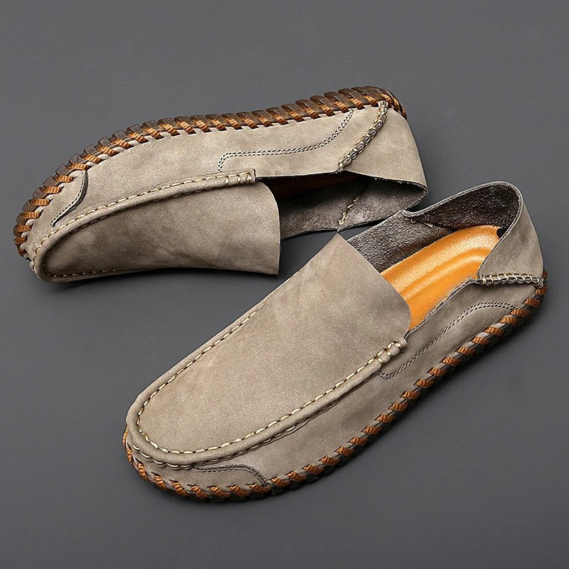 Elegante Herren Slip-On Slipper mit handgenähten Nähten und rutschfester Sohle, ideal für Business Casual.