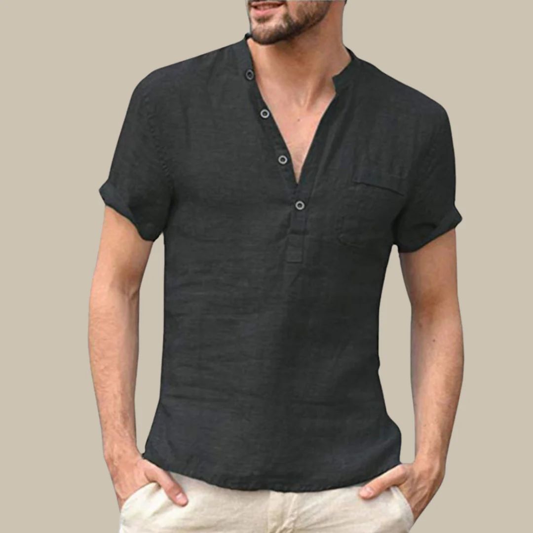 Herren Polo Hemd mit modischem Mao-Kragen, ideal für einen eleganten Business Casual Frühlings-Look.
