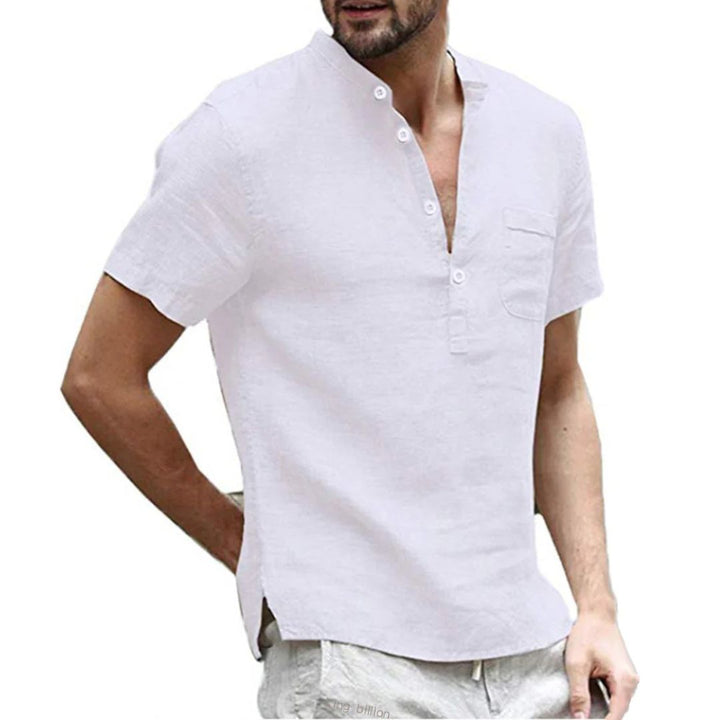 Casual Herren Kurzarm Polohemd mit trendigem Mao-Kragen für entspannte Freizeit oder smarte Business Casual Anlässe.
