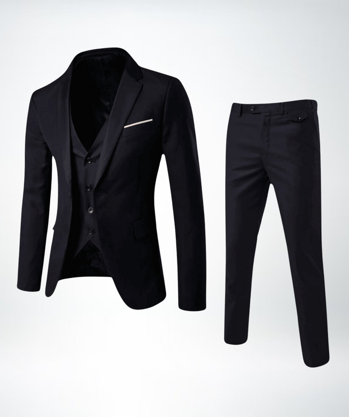 Detailaufnahme des klassischen Herren Dreiteiler Anzugs. Hochwertiger Stoff für eleganten Look bei Hochzeiten & Business Events.