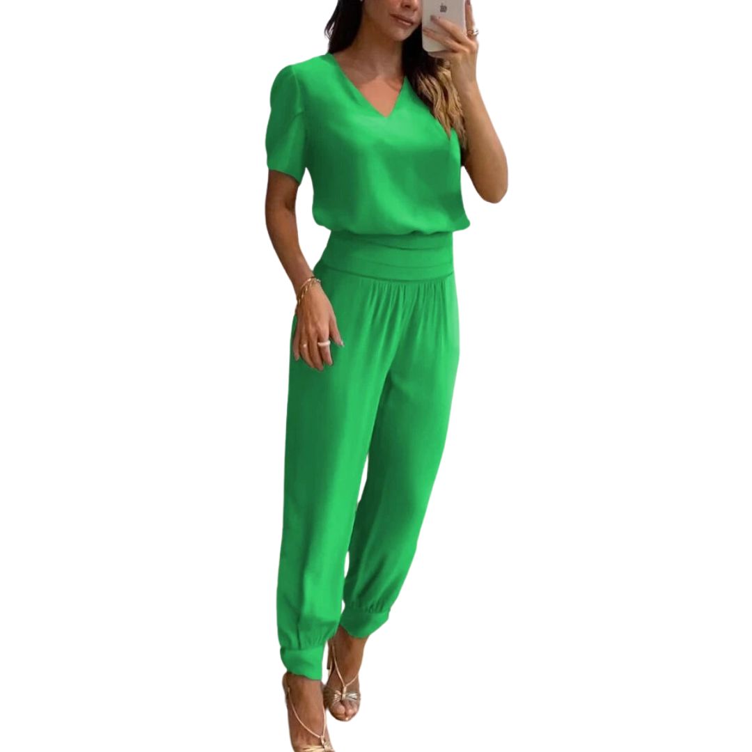 Komfortables Damen Kara Kleidungsset als stilvolle Loungewear. Perfekt für entspannte Tage zu Hause.