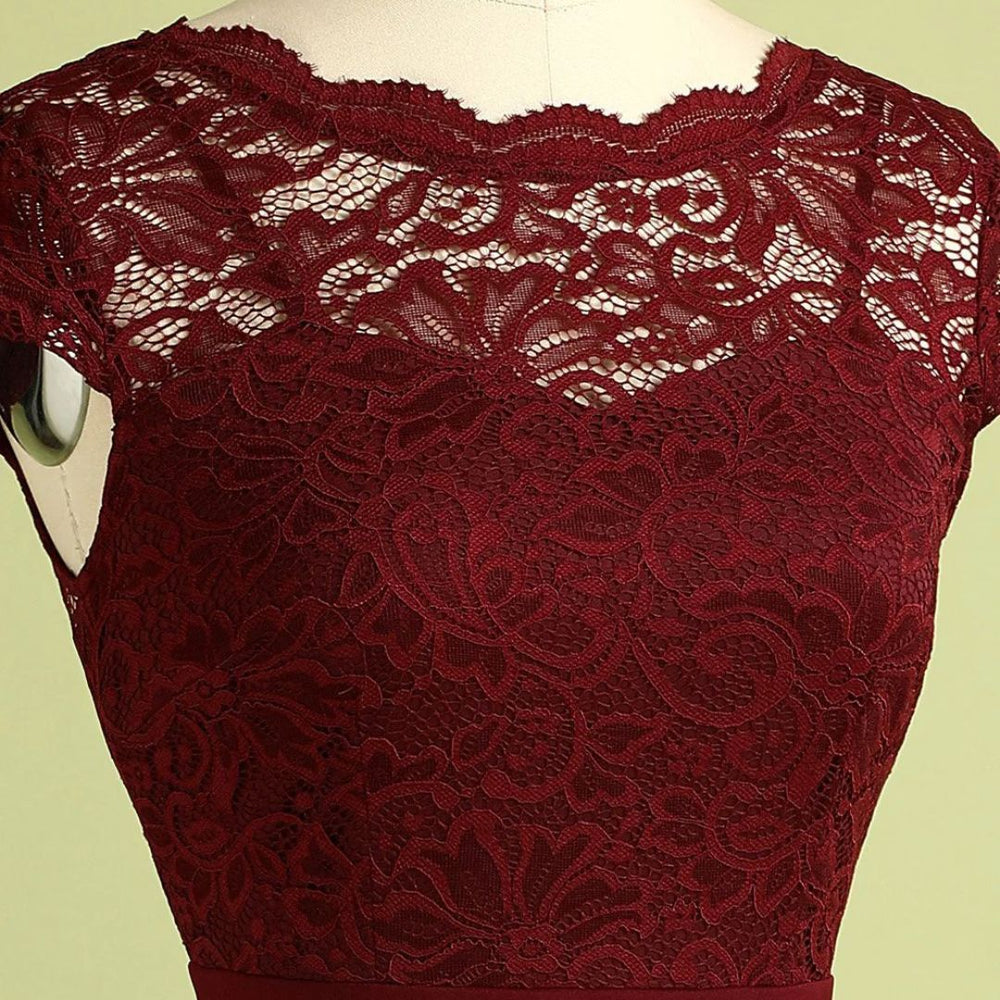 Elegantes bordeauxrotes Vintage Damenkleid, tailliert für festliche Herbstanlässe.