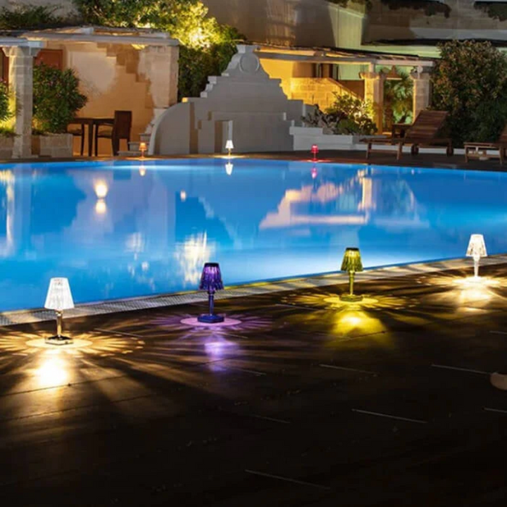 Goldene Design-Tischlampe mit hochwertigen Kristallen, bietet eine luxuriöse Optik.