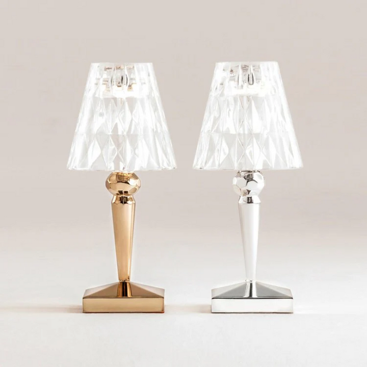 Durchsichtige Kristalllampe, elegante Tischdekoration und sanfte Ambientebeleuchtung.