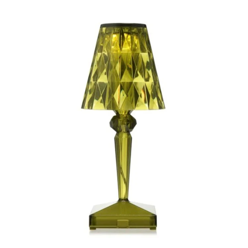 Moderne Kristall-Tischlampe, stilvolle Innenbeleuchtung für das luxuriöse Wohnzimmer.