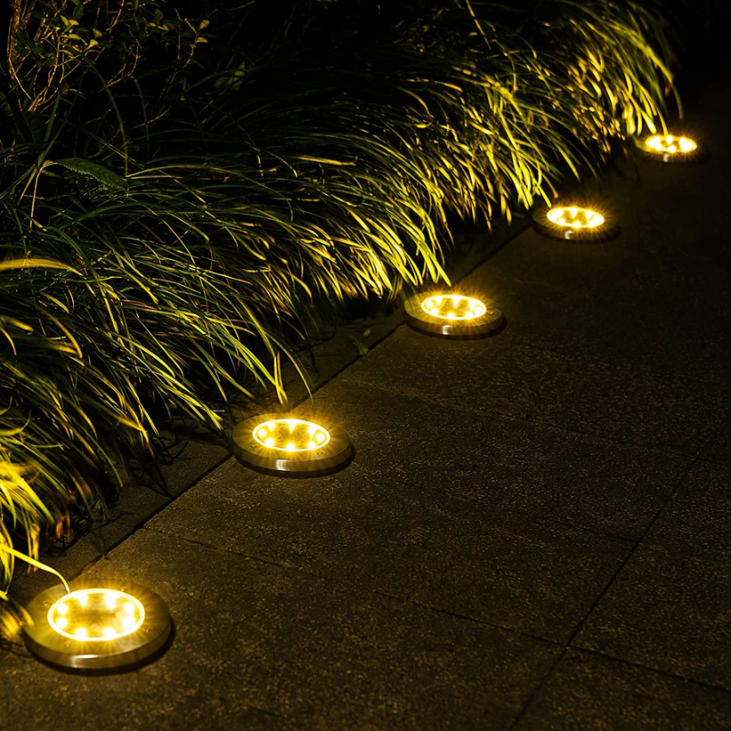 Praktische Solar-Außenlampe für den Garten, LED-Licht, wetterfest & energiesparend für Terrasse & Wege.