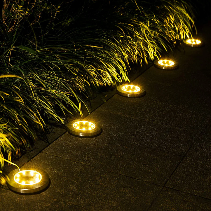 Praktische Solar-Außenlampe für den Garten, LED-Licht, wetterfest & energiesparend für Terrasse & Wege.