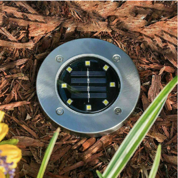 Moderne Solarleuchte für Garten und Terrasse, wetterfest, LED-betrieben, ideal als nachhaltige Außenlampe.