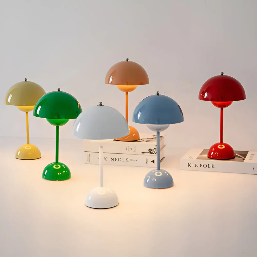 Kabellose skandinavische Tischlampe mit LED-Licht, ideal für Deko und warme Atmosphäre im Schlafzimmer.