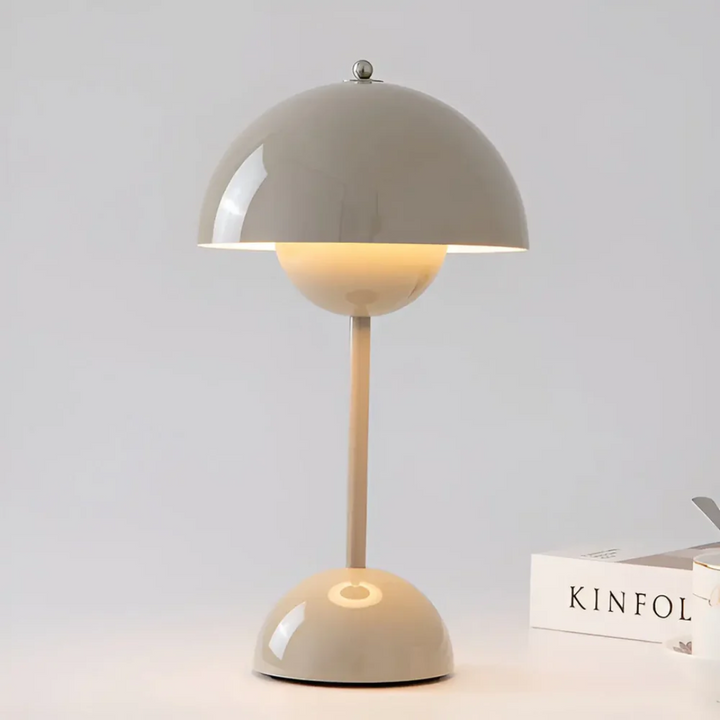 Skandinavische Touchlampe mit integriertem Akku, kabellos und tragbar, perfekt als LED Nachttischlampe.