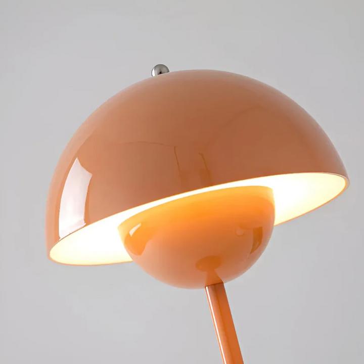 Minimalistische skandinavische Tischlampe NordicBeam, kabellos und modern, für stilvolles Wohnzimmerambiente.