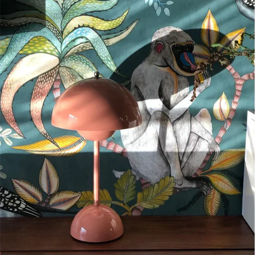 Elegante kabellose Akku Tischlampe im skandinavischen Design, ideal als Nachttischlampe mit LED Licht.