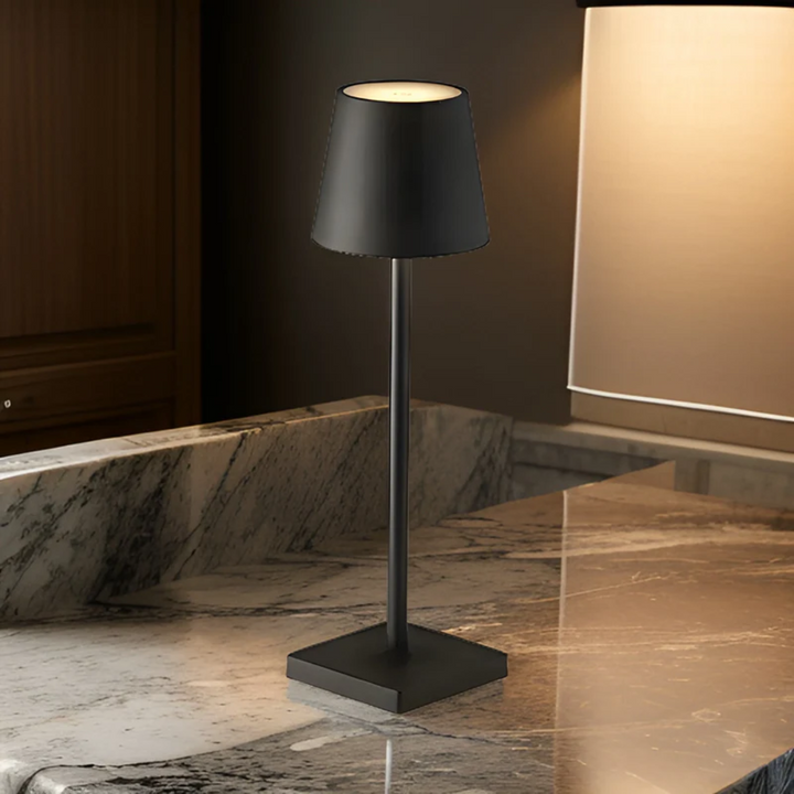 Dimmbare LED Tischlampe für gemütliche Abende auf Balkon oder Terrasse. Kabellos & energieeffizient.