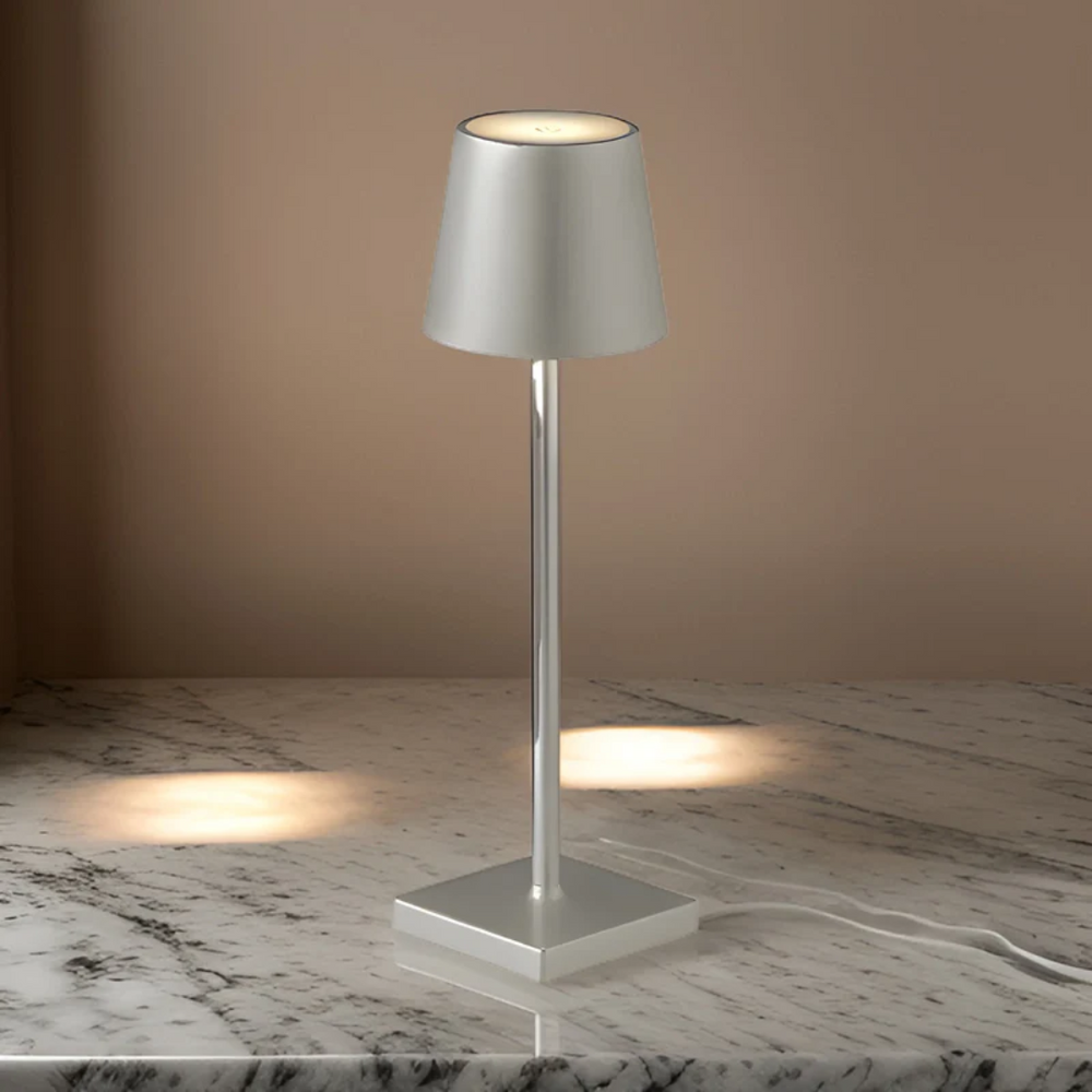 Tragbare LED Tischlampe in skandinavischem Design, USB-aufladbar, perfekt für Garten & Innenräume.