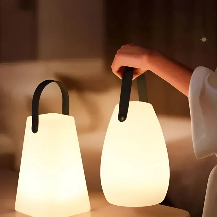 Akku-betriebene, tragbare LED Tischlampe; vielseitiges Licht für Innen- und Außenbereiche.