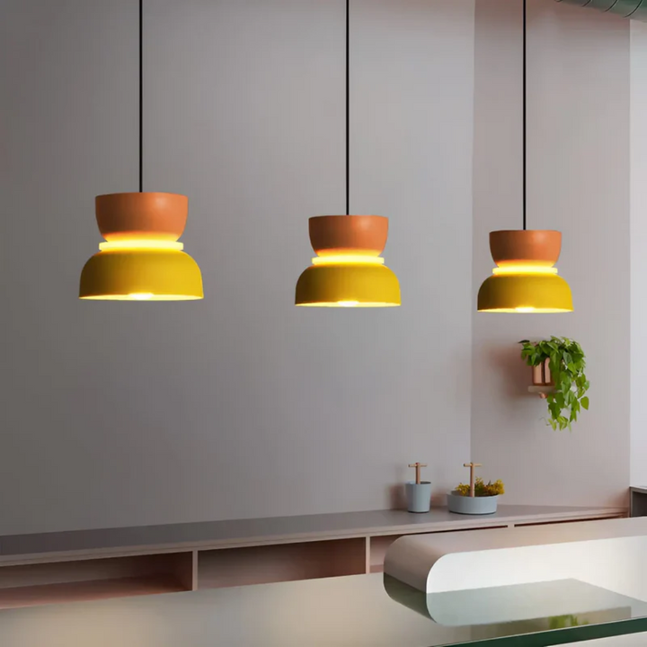 Stilvolle Macaron LED Pendelleuchte, farbenfrohe Design Lampe, energieeffiziente Innenbeleuchtung.