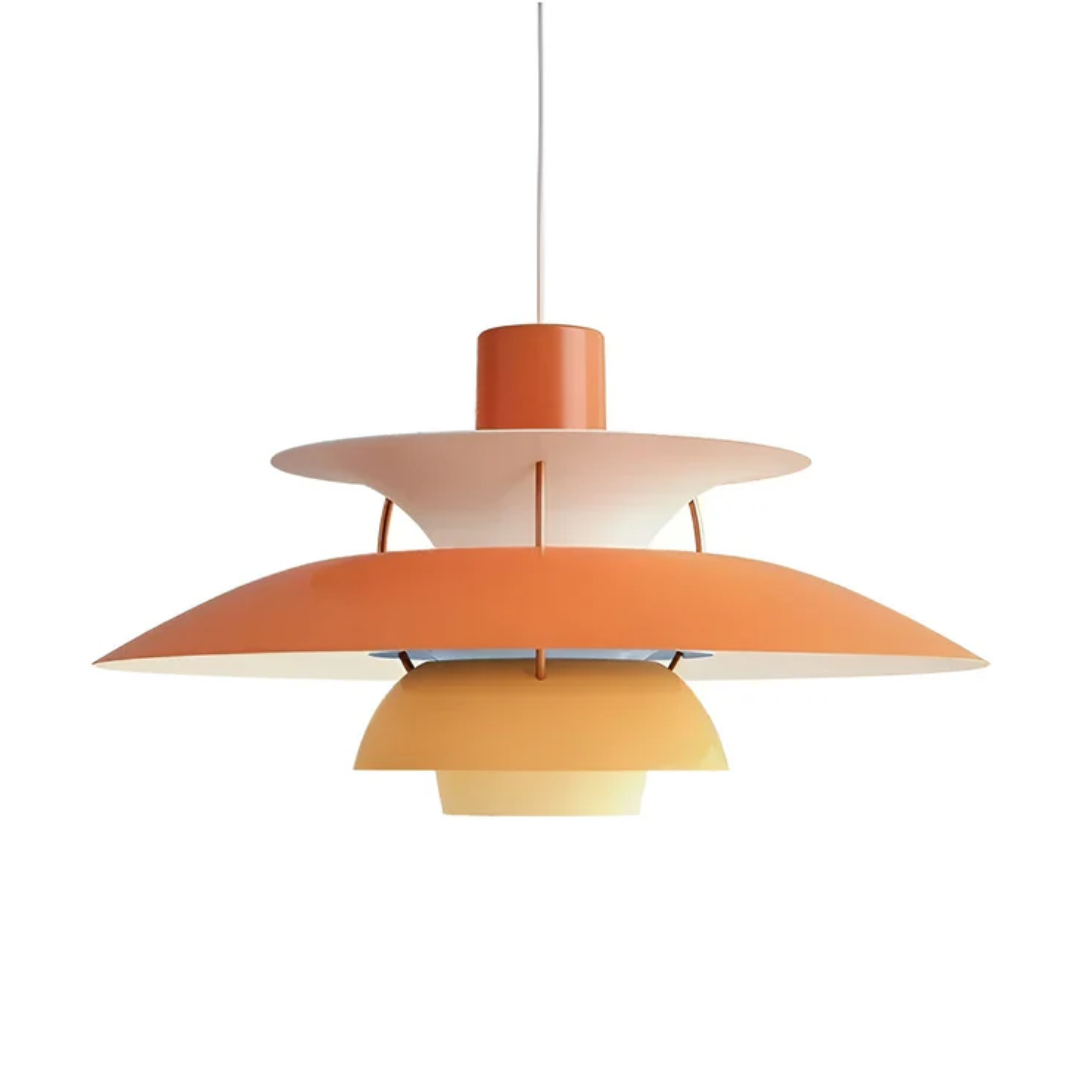 Moderne LED Esszimmerlampe, farbig, als zentrale Beleuchtung über dem Tisch.