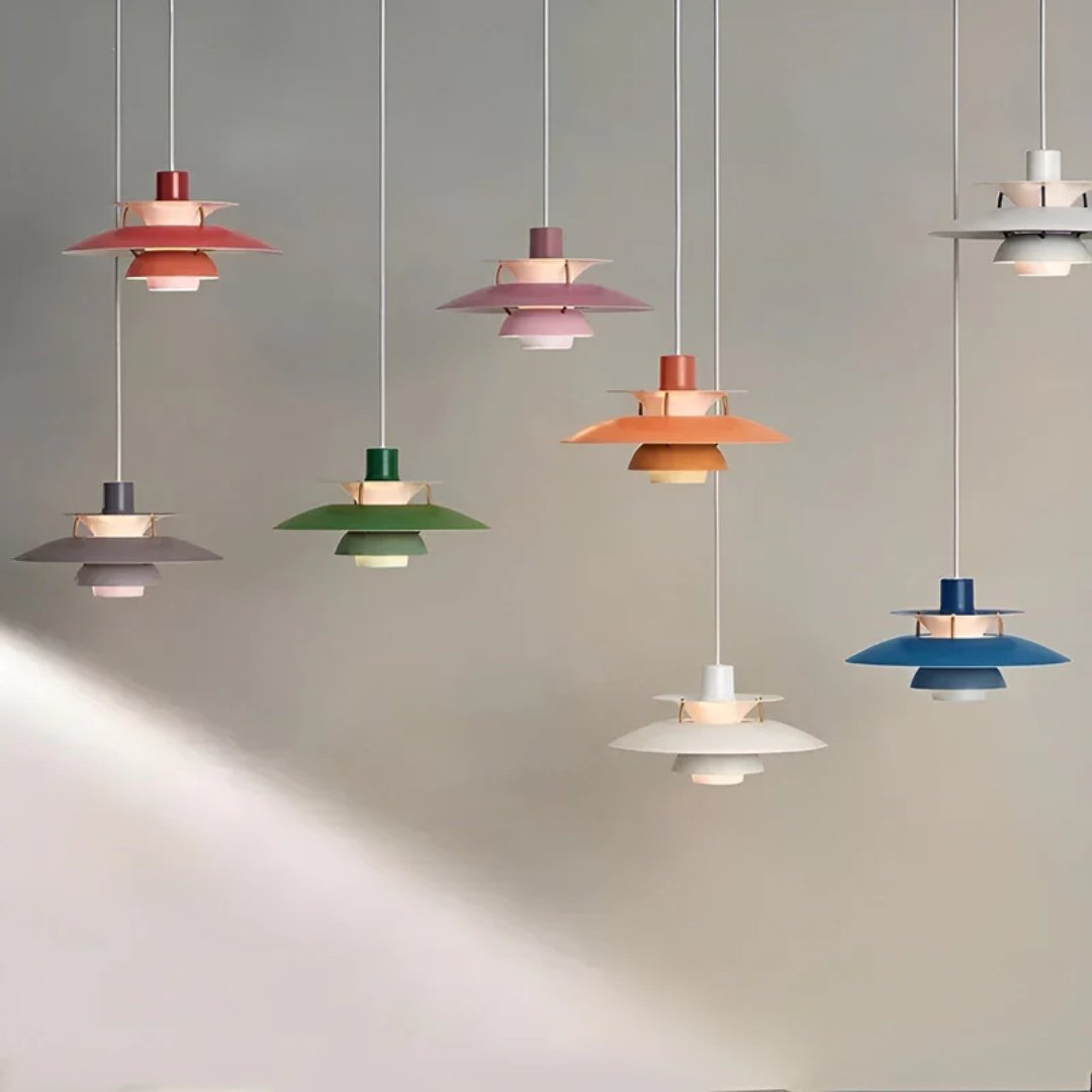 Moderne bunte LED Pendelleuchte für stilvolle Innenbeleuchtung im Wohn- oder Esszimmer.
