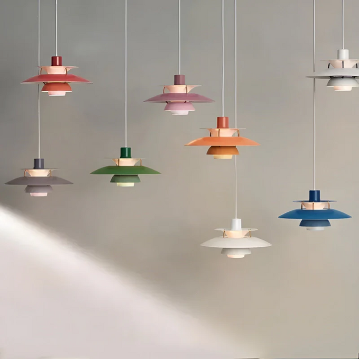 Moderne bunte LED Pendelleuchte für stilvolle Innenbeleuchtung im Wohn- oder Esszimmer.