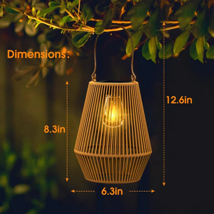 Handgefertigte Rattan-Solarlampe für den Garten, mit sanftem LED-Licht für entspannte Abende im Freien.