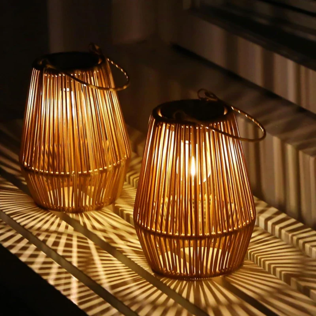 Leuchtende Solar-Außenleuchte im Rattandesign, schafft magisches LED-Licht im Garten bei Nacht.