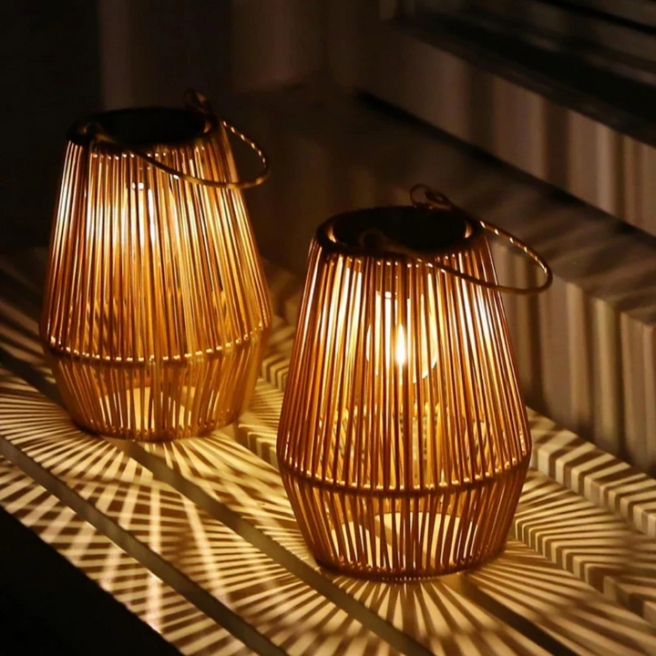 Leuchtende Solar-Außenleuchte im Rattandesign, schafft magisches LED-Licht im Garten bei Nacht.