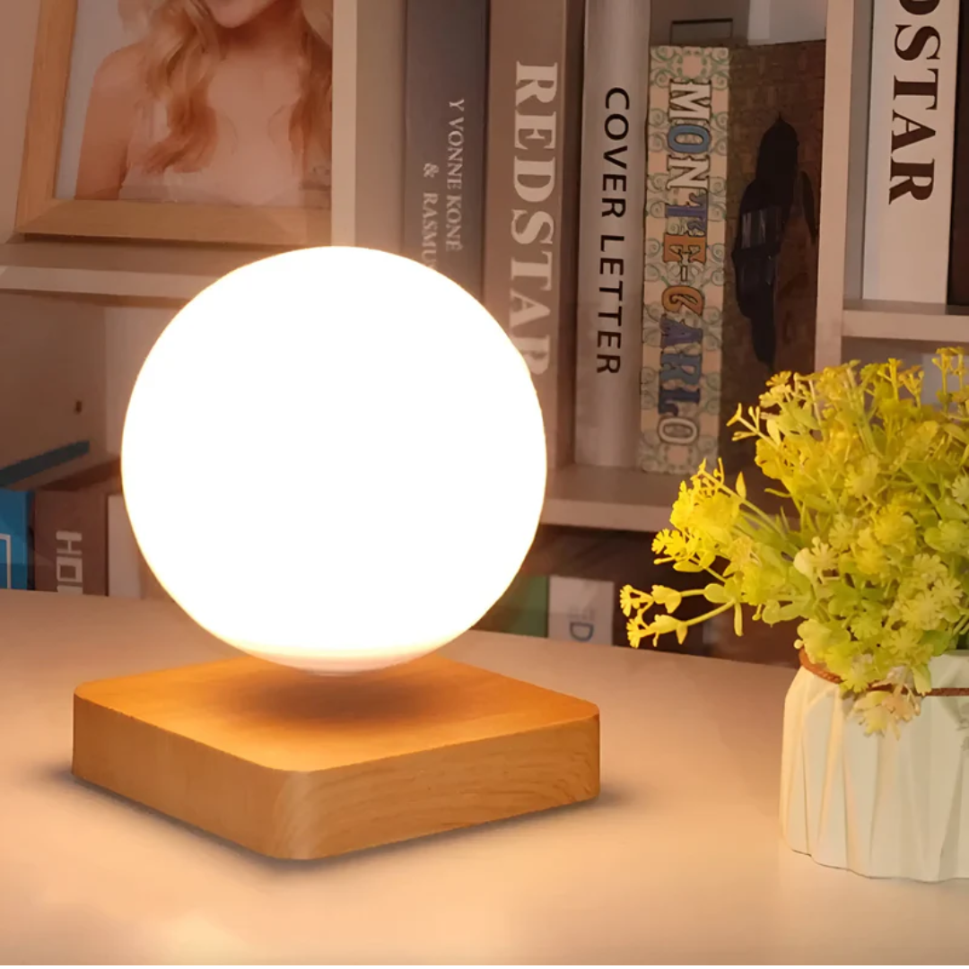 Schwebende LED-Mondlampe mit intuitiver Touch-Steuerung, perfekt als kabelloses Nachtlicht für modernes Wohnzimmer.