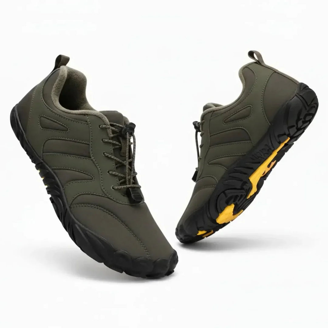 Grüne Rigi Pro Barfußschuhe in der Luft schwebend, zeigen flexible Sohle und modernes Design