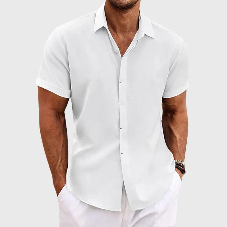 Modernes Herren Kurzarmhemd. Leichtes, atmungsaktives Sommerhemd, ideal für elegante Herrenmode und Komfort.