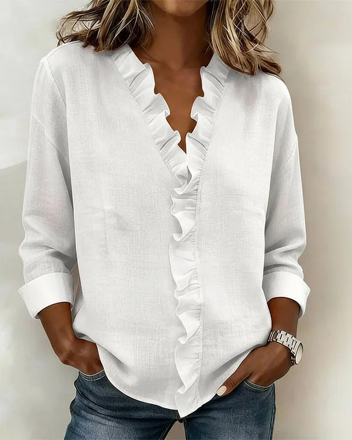 Modische feminine Damenbluse mit V-Ausschnitt und zarten Rüschen, ideal für Sommer und Freizeitlooks.