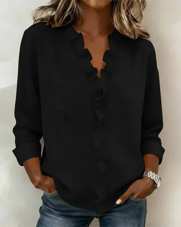 Nahaufnahme der fließenden Damen V-Ausschnitt Bluse mit Rüschen, zeigt feine Details und Textur.