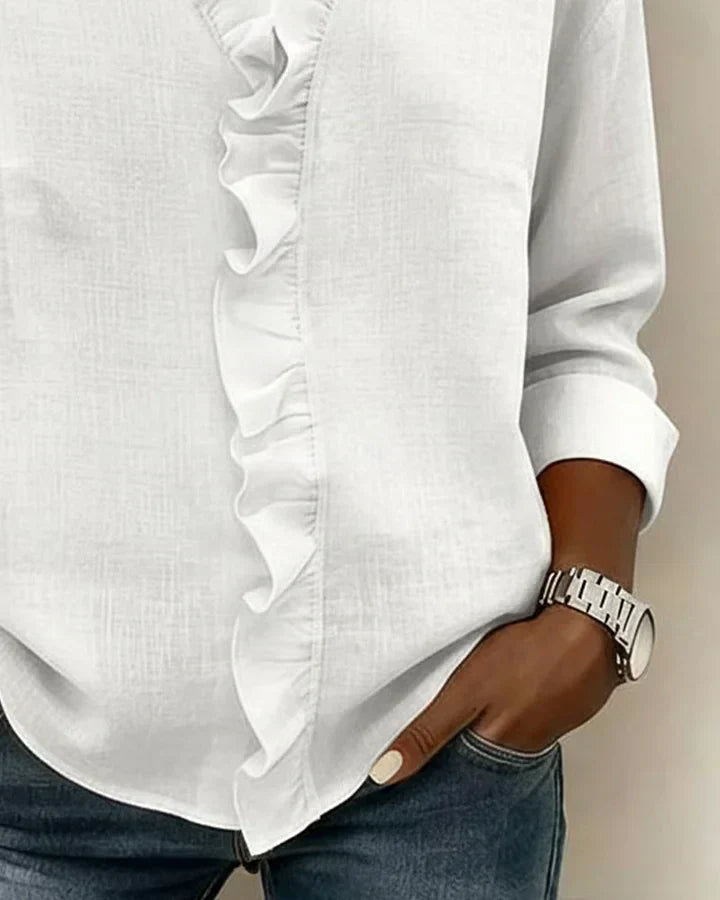 Detailaufnahme der femininen Rüschen an der Damen V-Ausschnitt Bluse, unterstreicht den eleganten Stil.