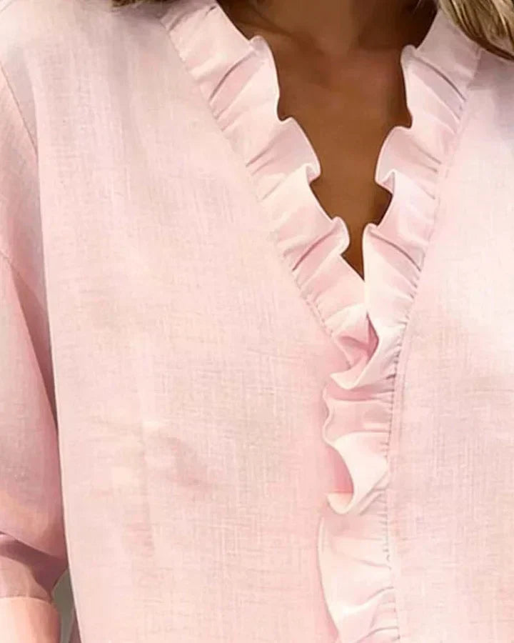Schicke Damenbluse V-Ausschnitt mit Rüschen, feminine Passform, ideal für Frühling und Übergangszeit.