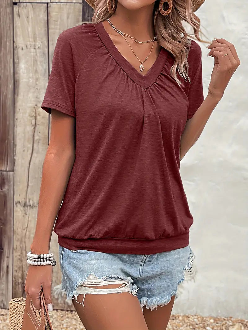 Bequemes Damen Freizeitshirt, V-Ausschnitt. Gerafftes Oberteil für stilvolle Sommer Mode.