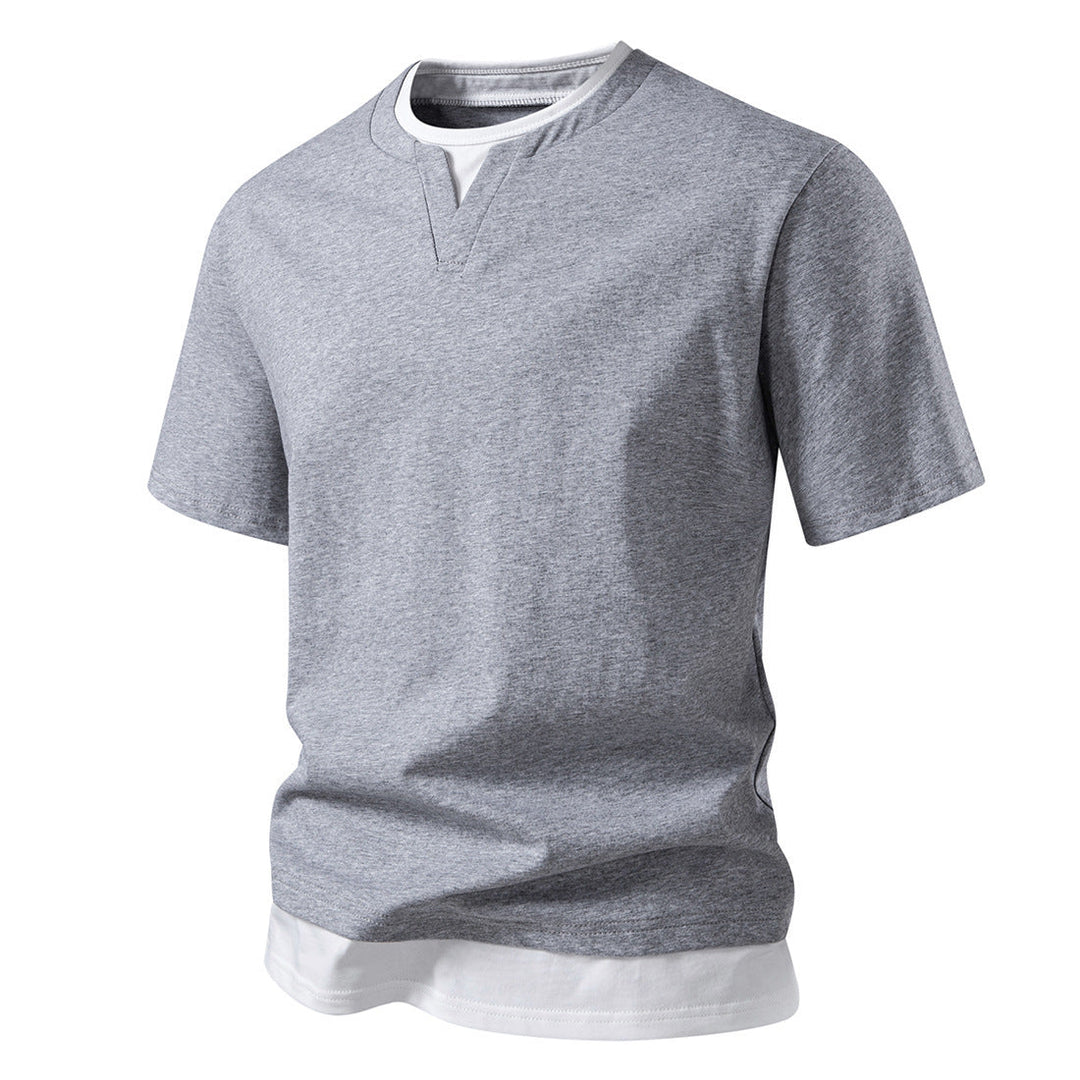 Bequemes Herren T-Shirt mit V-Ausschnitt und stylischem Fake-Layer-Effekt am Saum. Erhältlich in Grau & Schwarz.