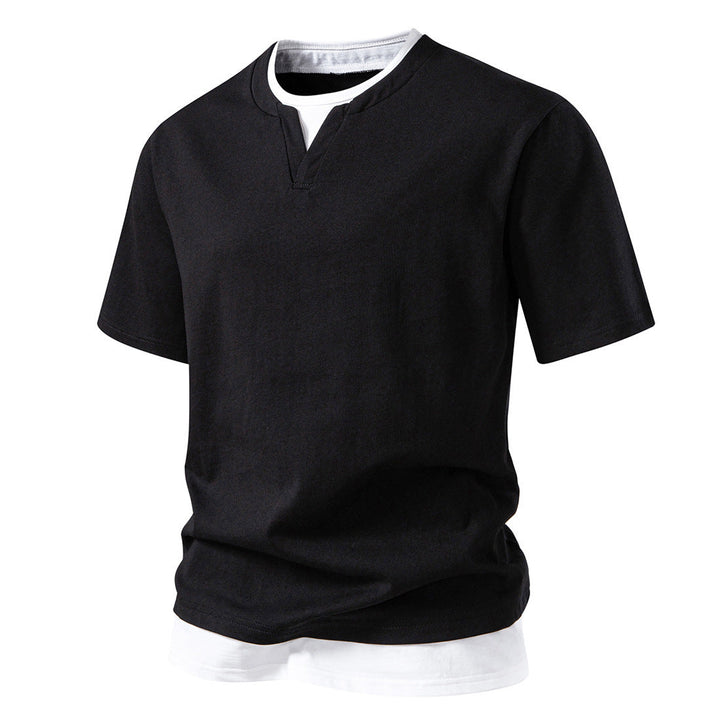Kurzarm Herren T-Shirt mit modernem V-Ausschnitt und doppeltem Saum für einen lässigen Alltagslook.