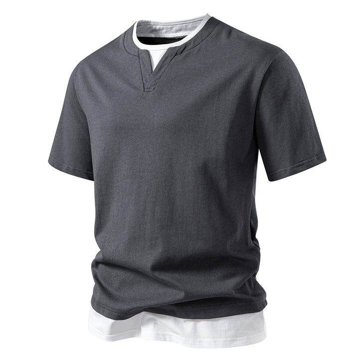 Herren V-Ausschnitt T-Shirt in Grau mit smartem Doppelsaum. Lässiges Kurzarm-Shirt für Frühling & Sommer.