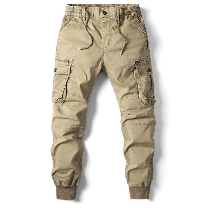 Schmal zulaufende Herren Cargohose (Tapered Fit) für einen modernen, lässigen Streetwear-Look.
