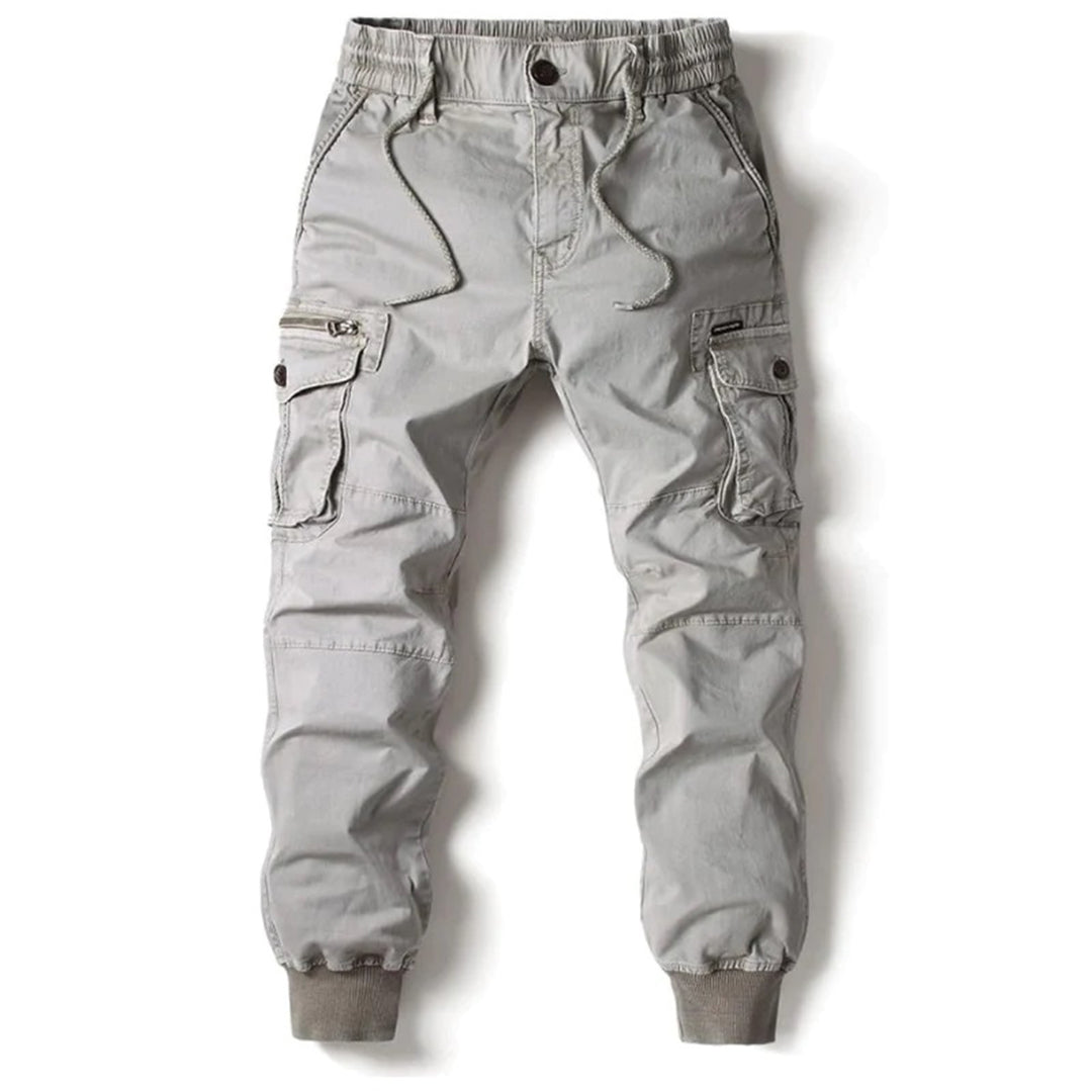 Modische Herren Cargohose Tapered Fit in dunklem Ton, frontal präsentiert, für Casual-Looks.