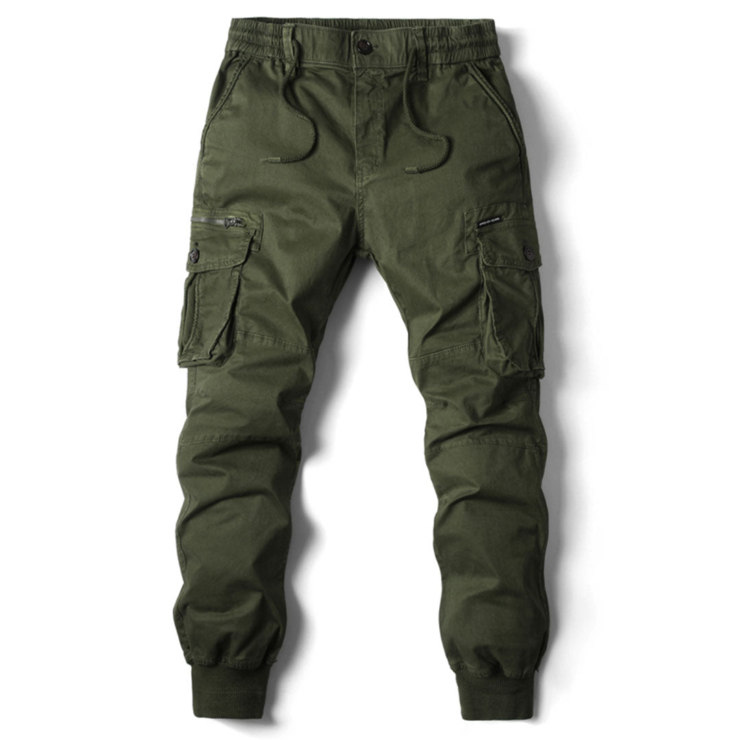 Detailaufnahme der praktischen Beintaschen einer Herren Tapered Fit Cargohose. Funktionell.