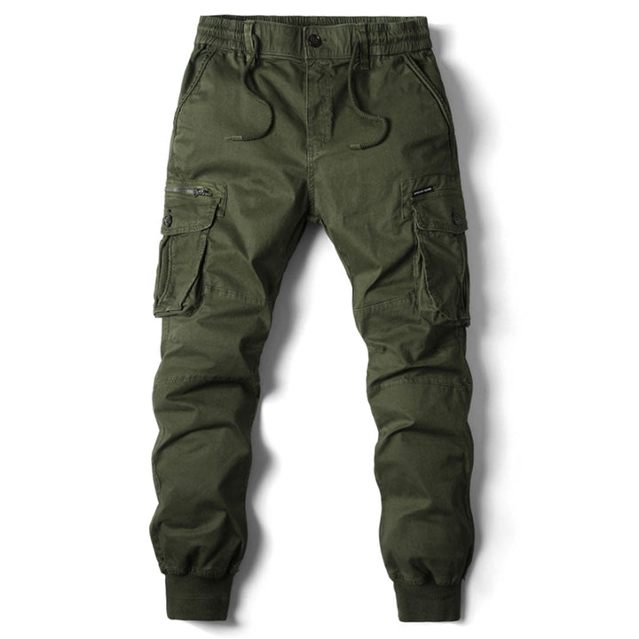 Detailaufnahme der praktischen Beintaschen einer Herren Tapered Fit Cargohose. Funktionell.