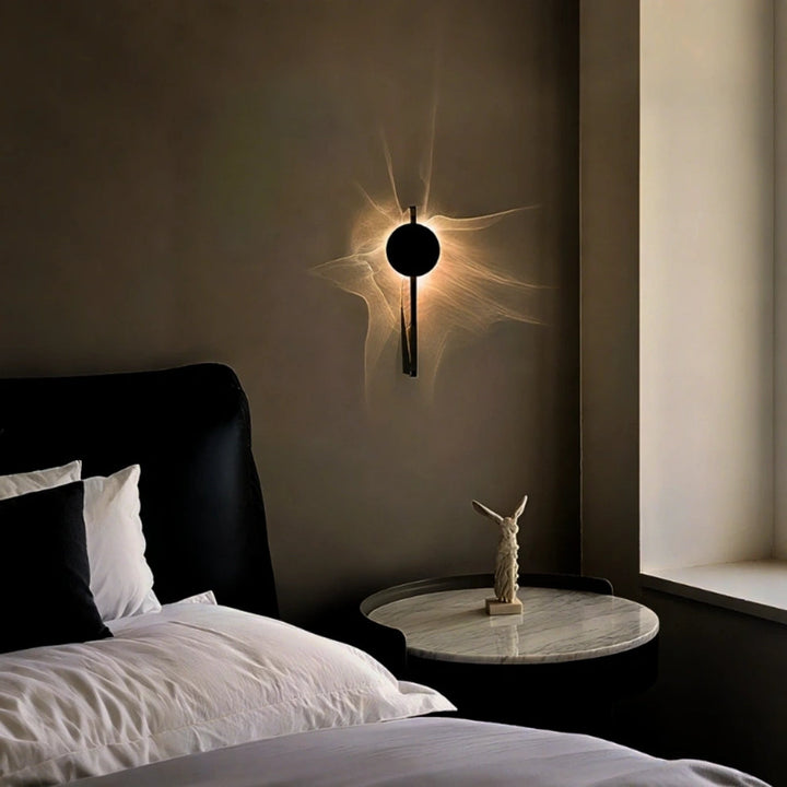 Design-Wandleuchte mit LED, die mit Licht und Schatten eine moderne Kunstinstallation an der Wand bildet.