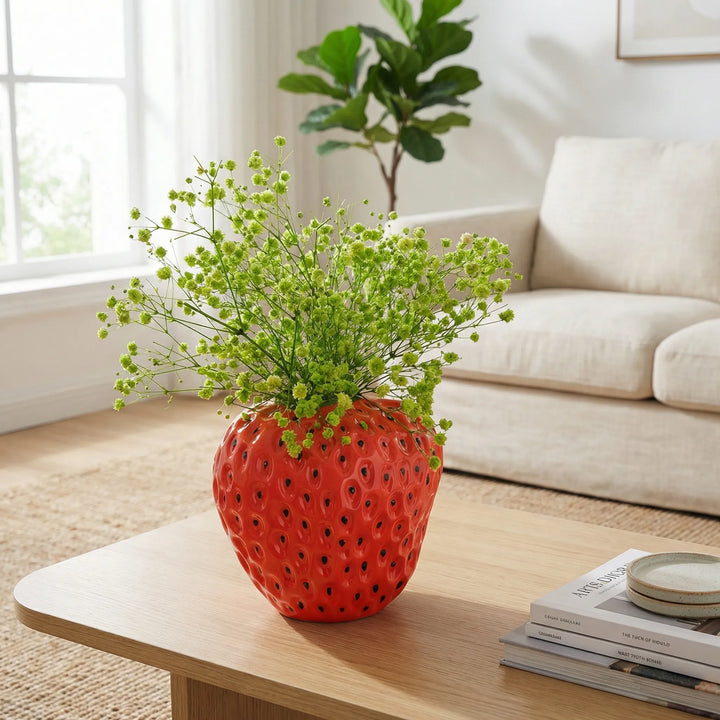 Verspielte Erdbeer-Vase aus Keramik. Blumenvase für stilvolle Dekoration & Tischdeko. Retro Wohnaccessoire.