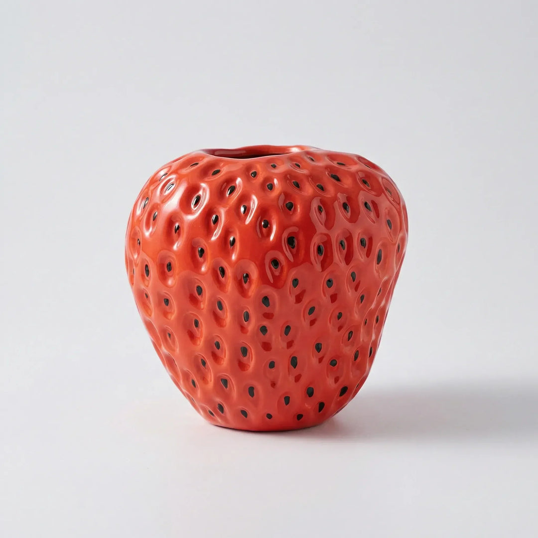 Keramikvase in Erdbeerform. Dekorative Blumenvase für fröhliche Wohnaccessoires & Tischdeko. Verspieltes Geschenk.