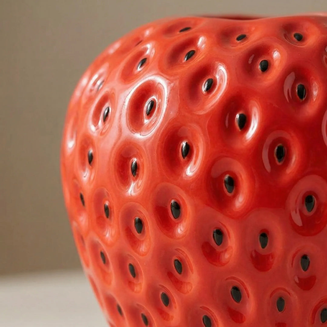 Retro Erdbeer-Vase als verspielte Dekoration. Keramik Blumenvase für Wohnaccessoires & Tischdeko. Originelles Geschenk.