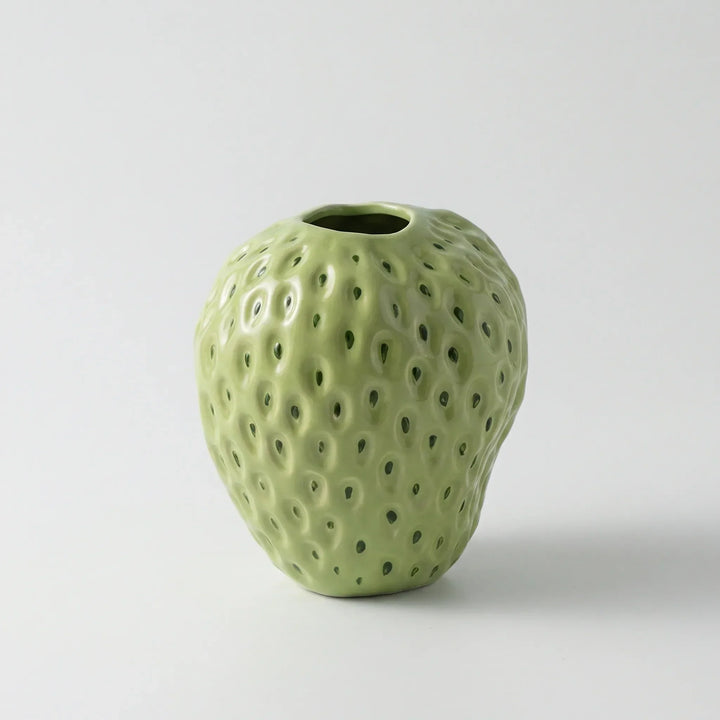 Dekorative Keramik-Erdbeer-Vase. Verspielte Blumenvase als Retro Wohnaccessoire & stilvolle Tischdeko.