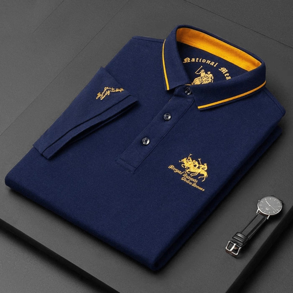 Nahaufnahme des hochwertigen, atmungsaktiven Stoffes eines Herren Luxus Polo Shirts für Komfort.