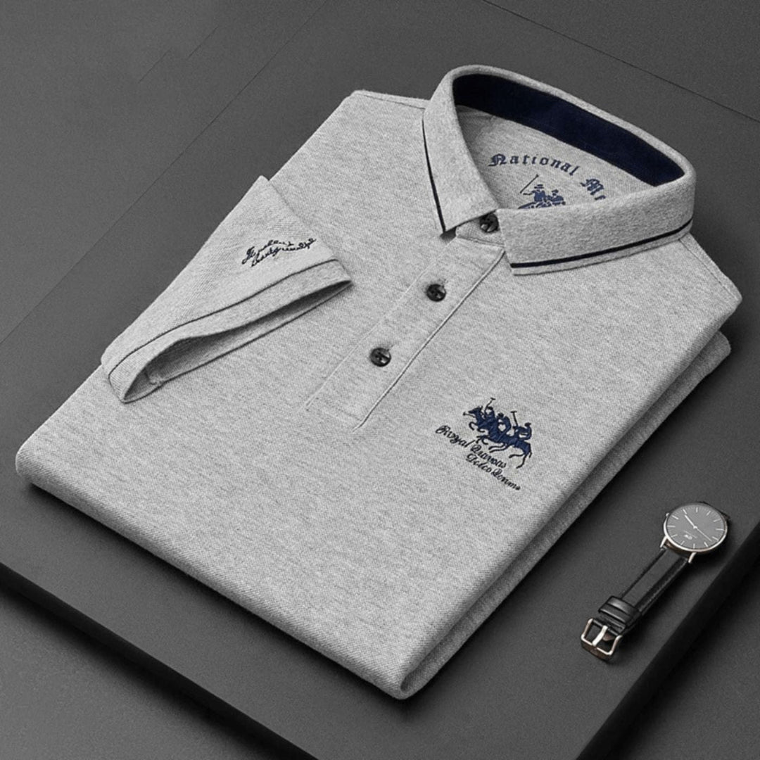 Mann trägt bequemes, langlebiges Herren Poloshirt im Freien, ideal für aktive Sommertage.
