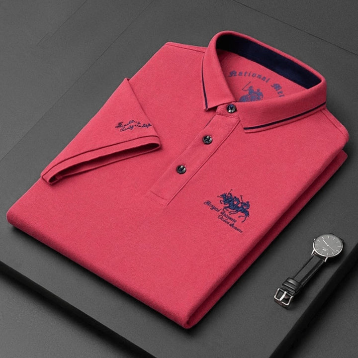 Detailaufnahme des Kragens und der Knopfleiste eines hochwertigen Herren Luxus Polo Shirts.